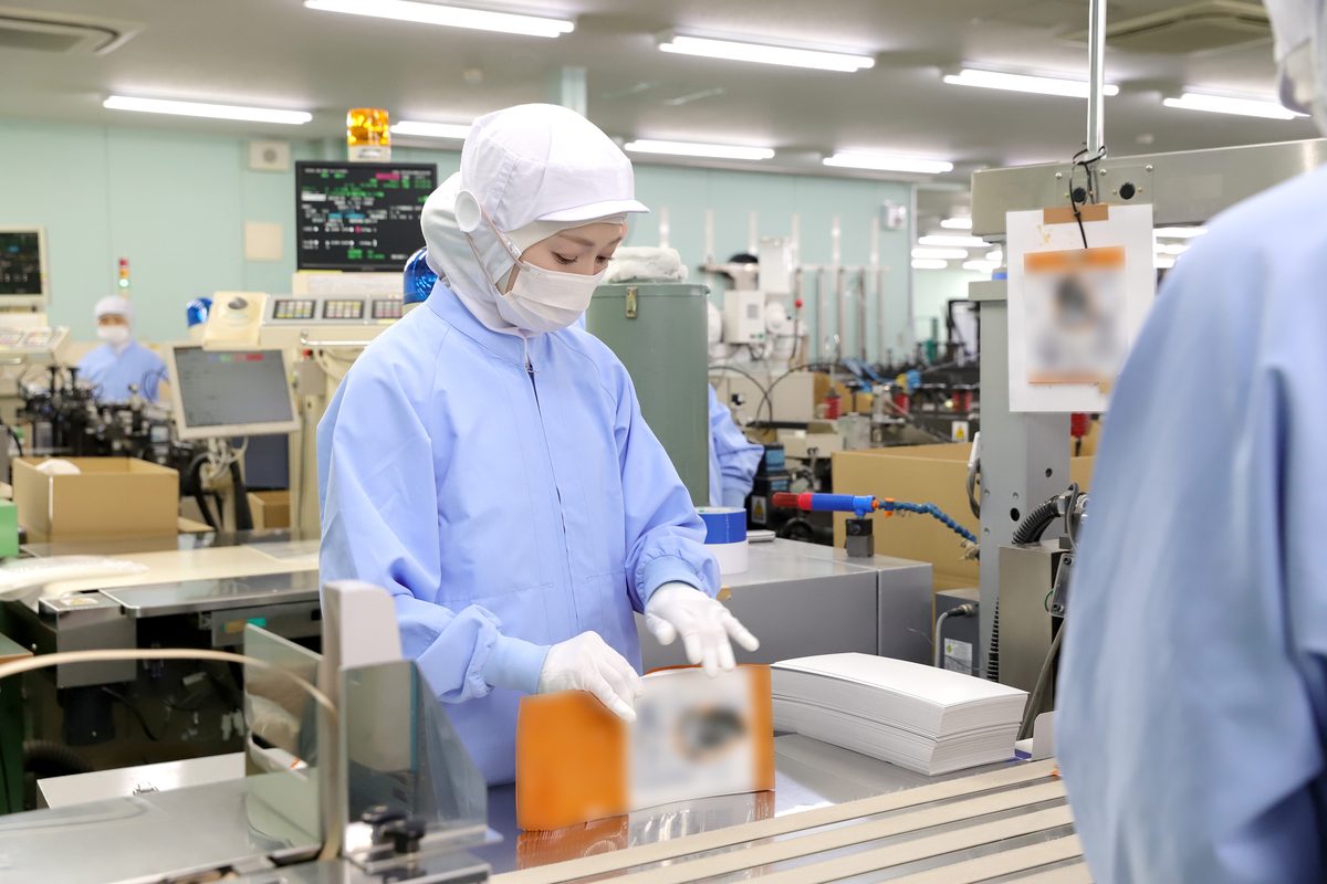 工場内で作業する社員