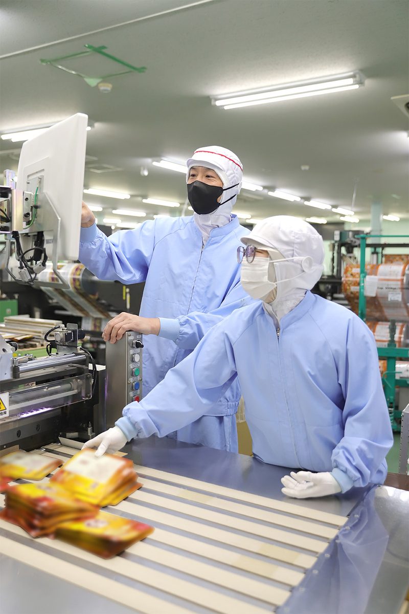 製造現場で働く社員