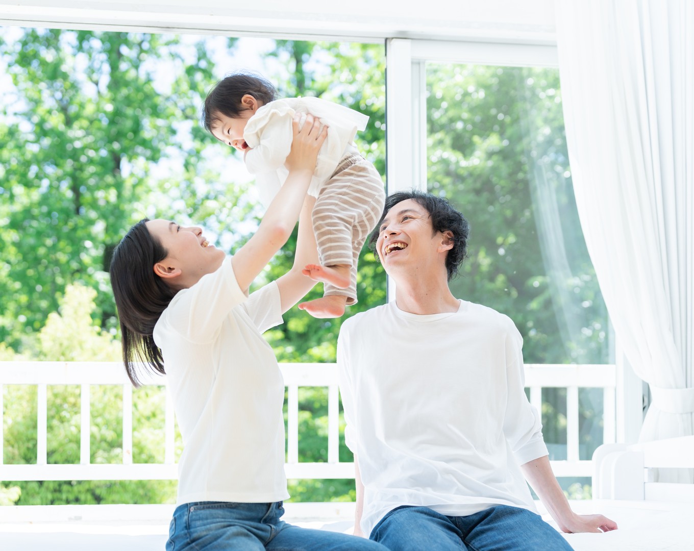親子が室内で遊ぶ様子