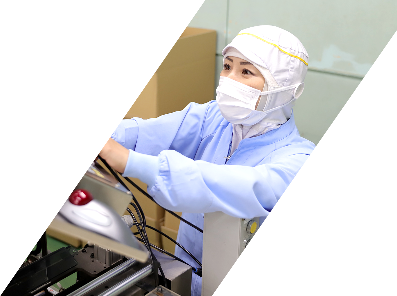 製造ラインで機械を操作する社員