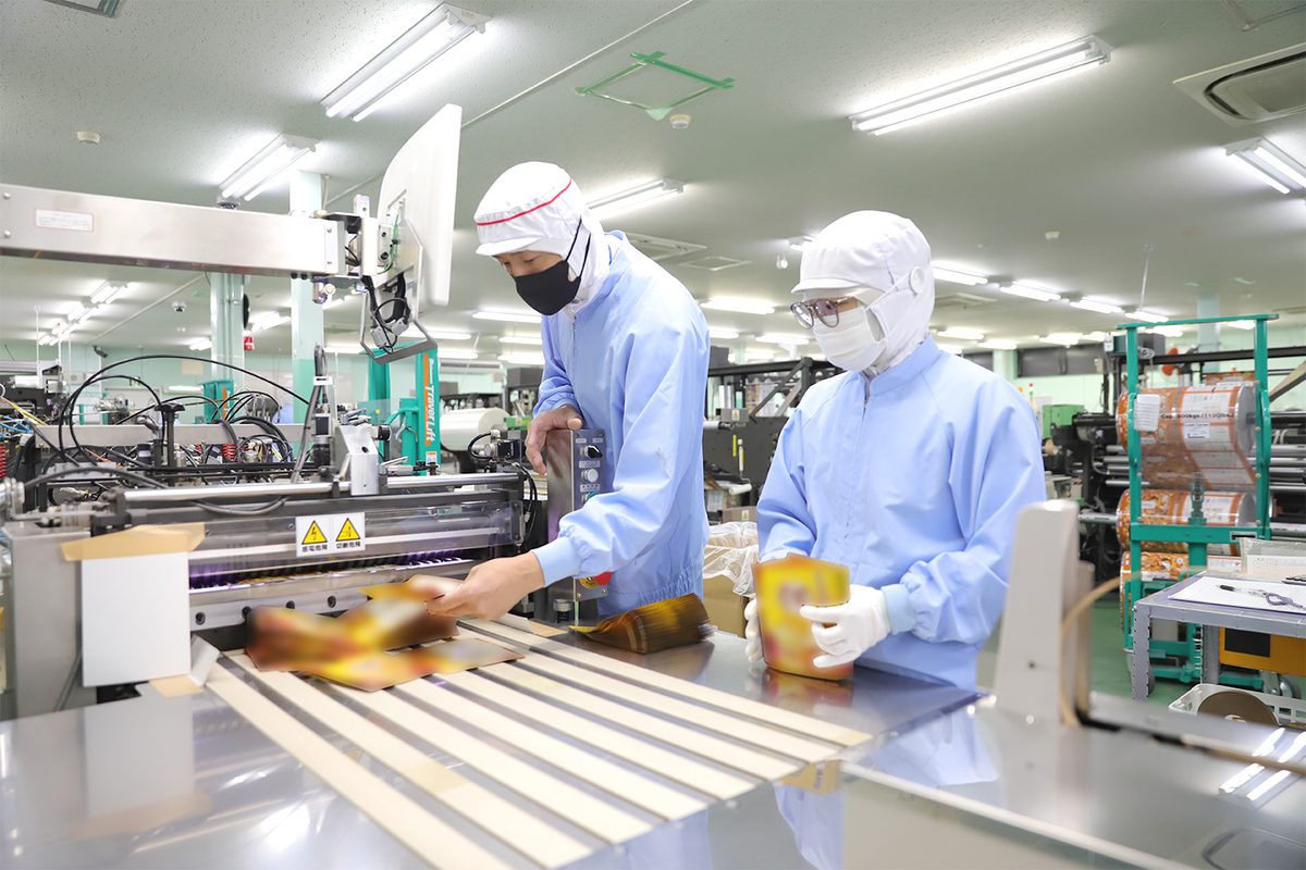 製造ラインで連携して作業する社員